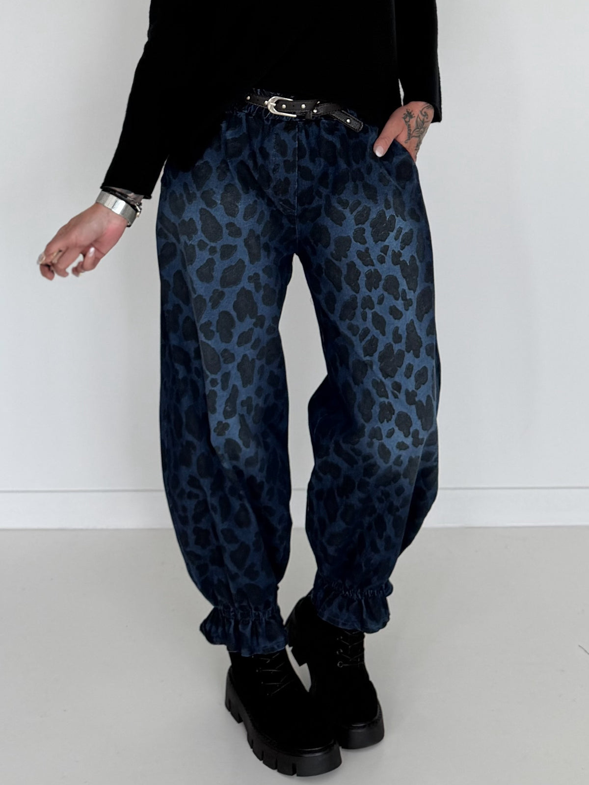Jeans-Pumphose im Allover-Leoprint mit Gürtel - dark-denim