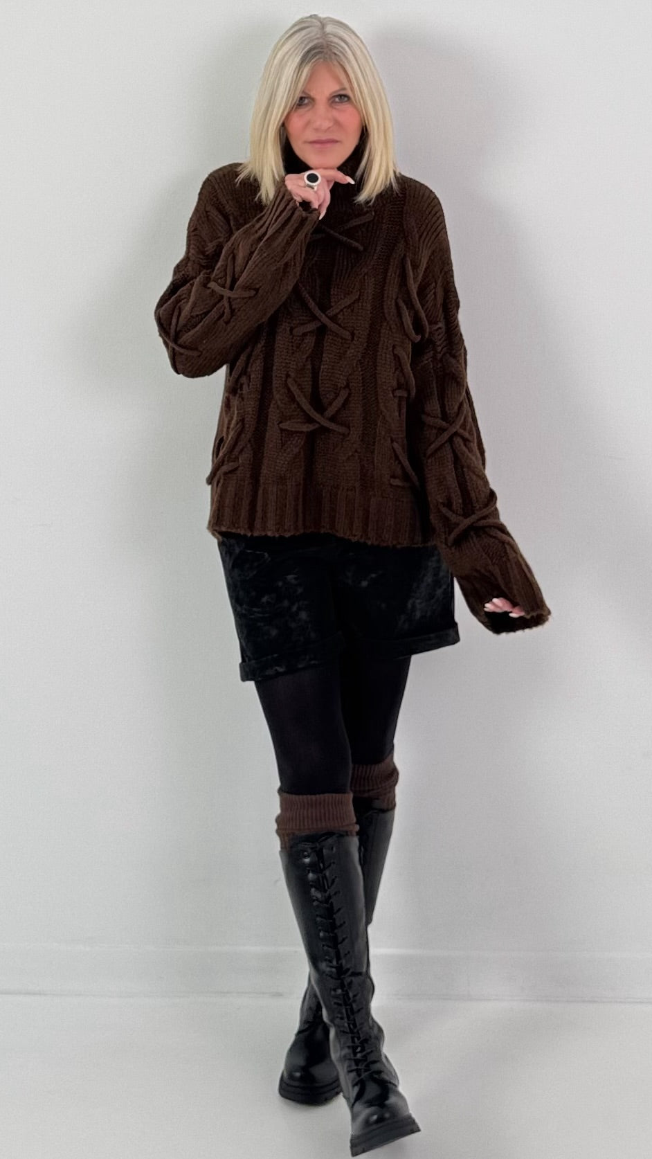 Trui model "Cozy Lace-Up" - koffie