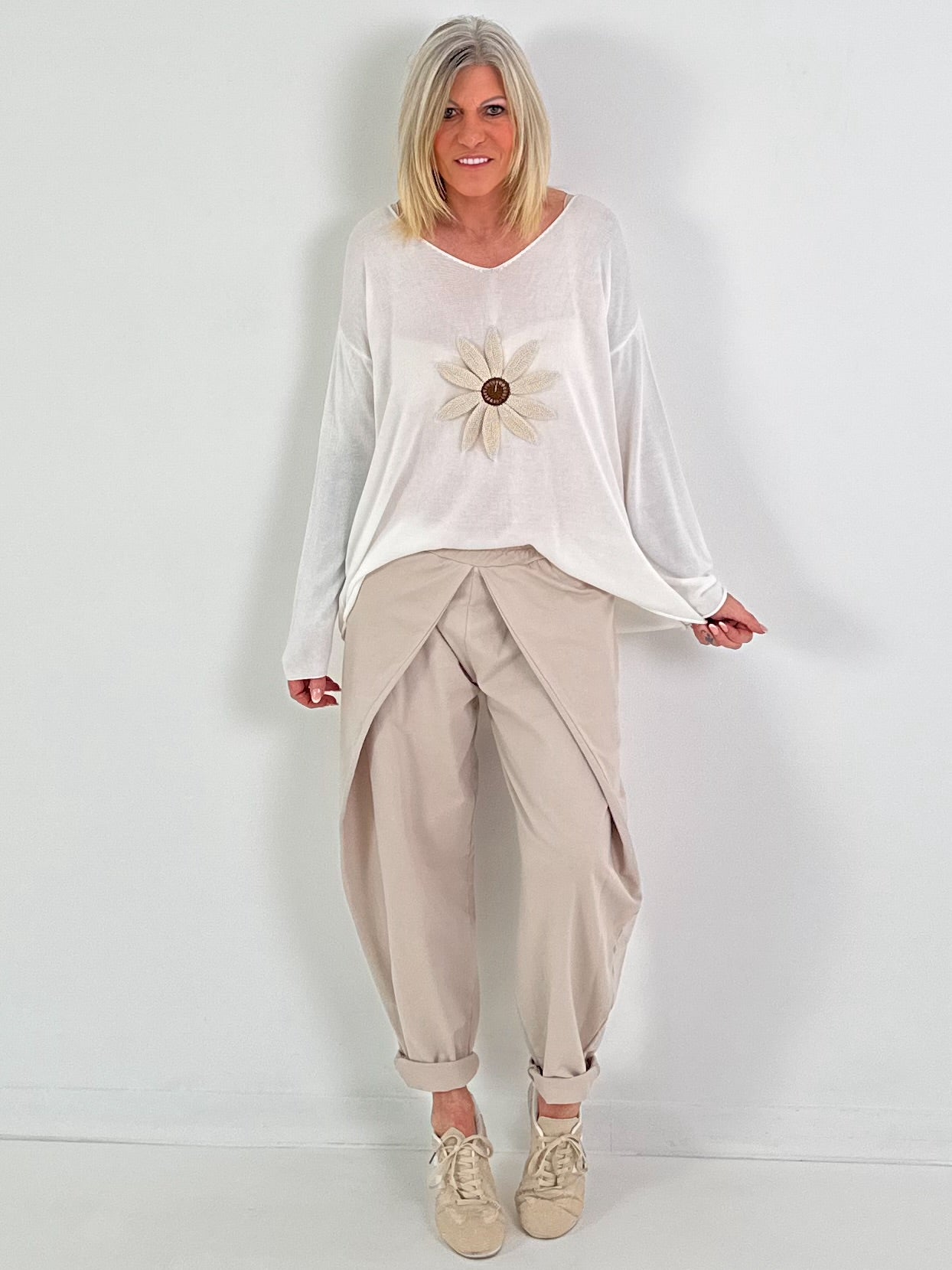 Pullover mit Häkelblume - weiss