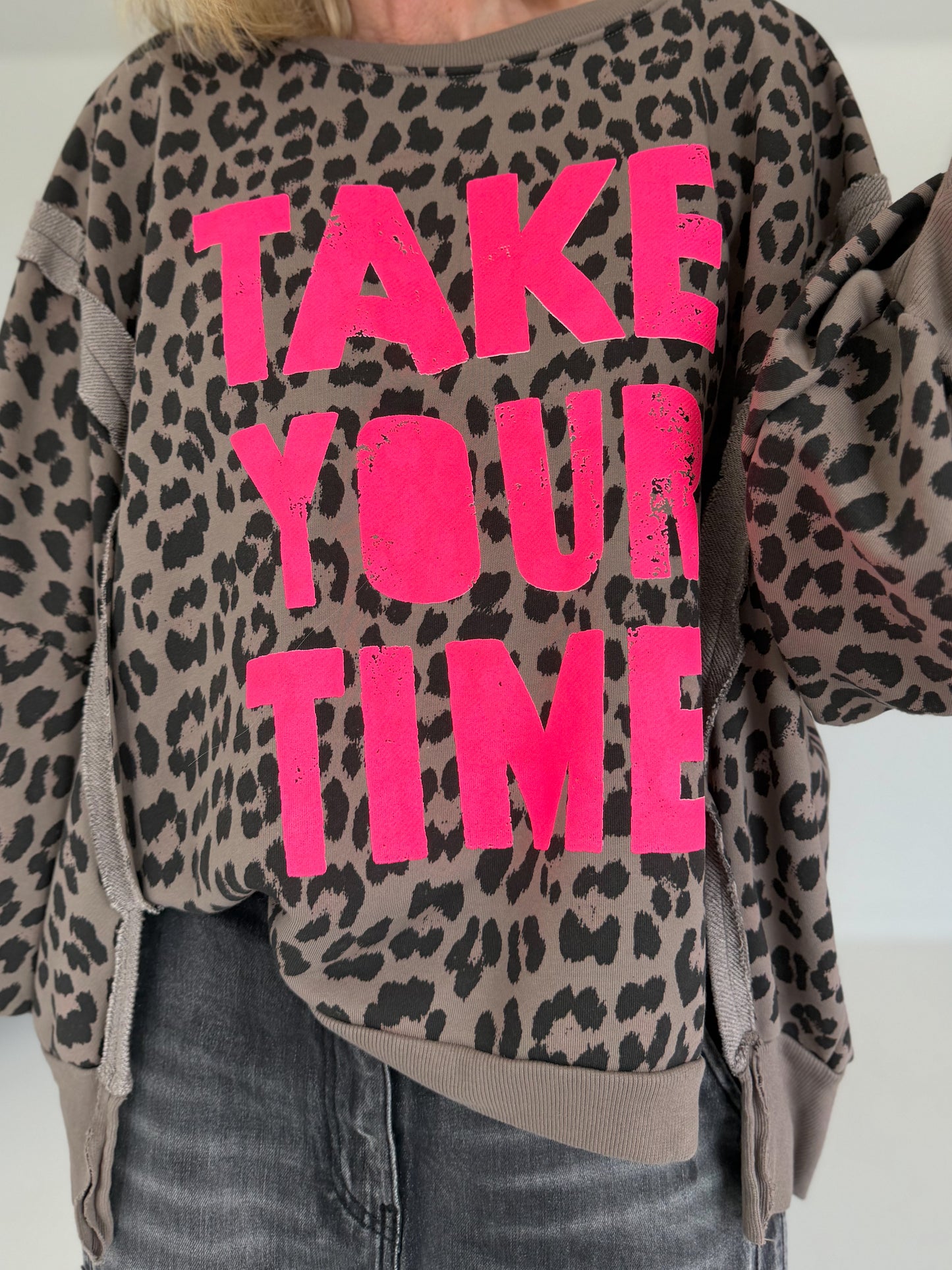 Oversized Sweater im Leoprint mit Schriftzug - mokka
