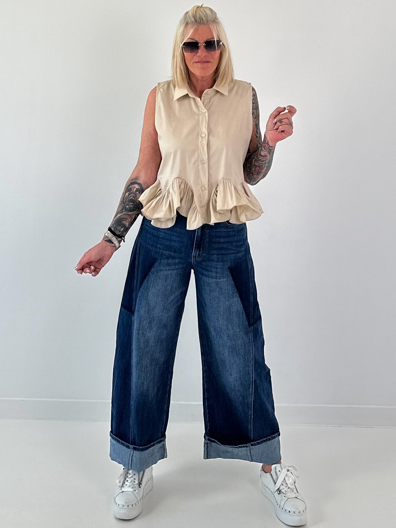 Ärmellose Bluse mit Volants  - beige