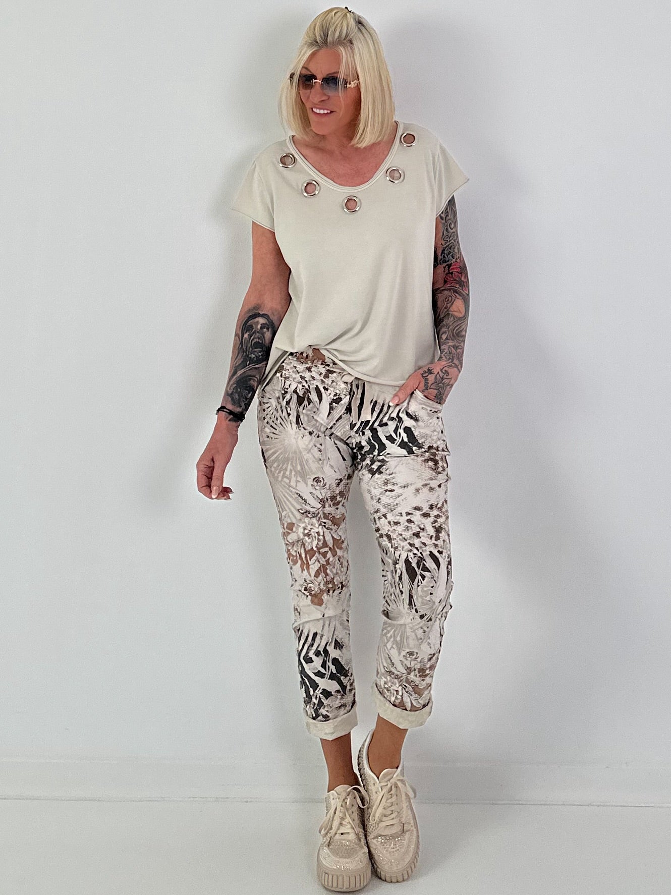 T-Shirt mit Ösen-Ausschnitt - beige