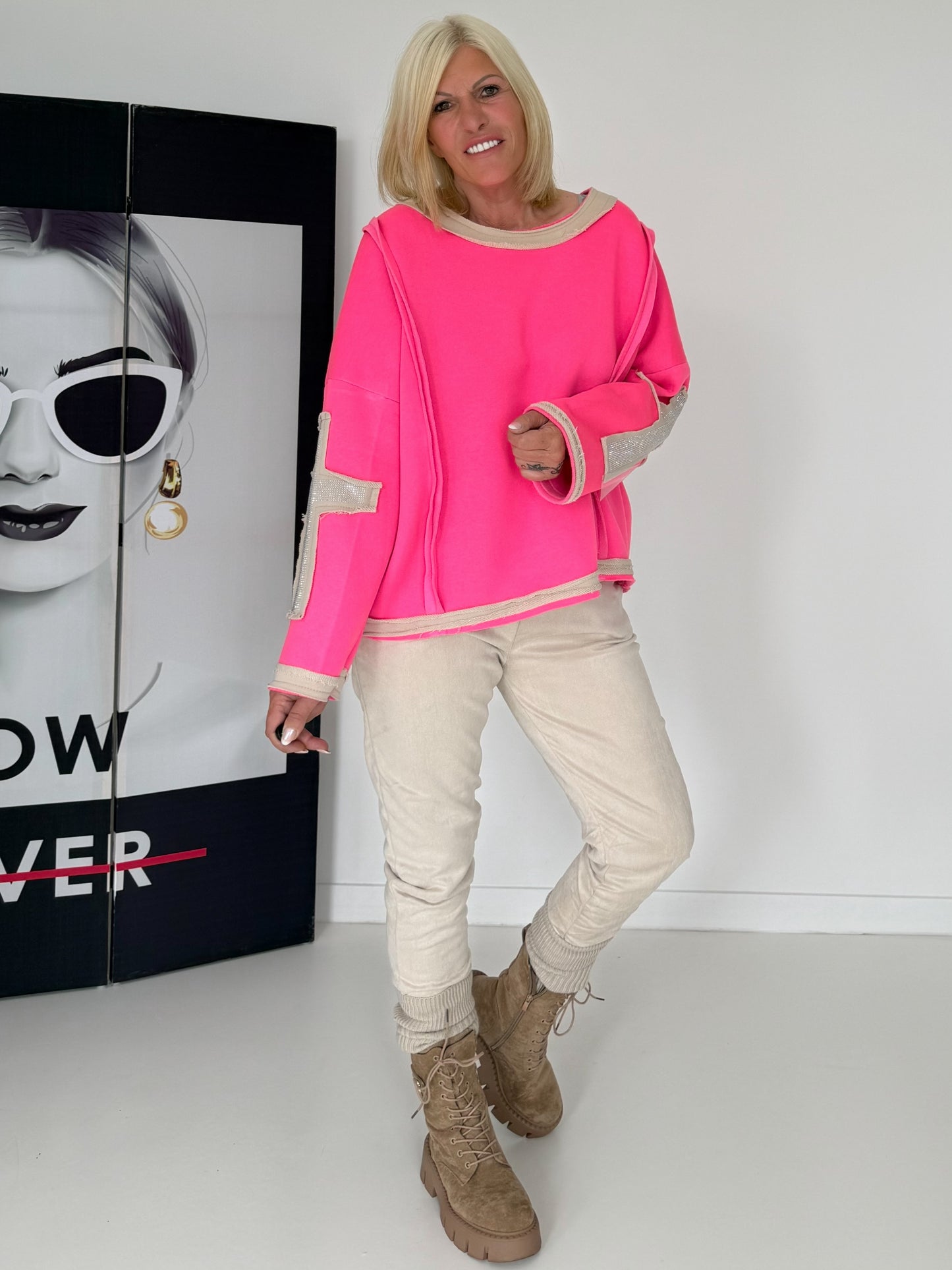 Oversized Sweater mit Strasskreuz - neonpink-beige