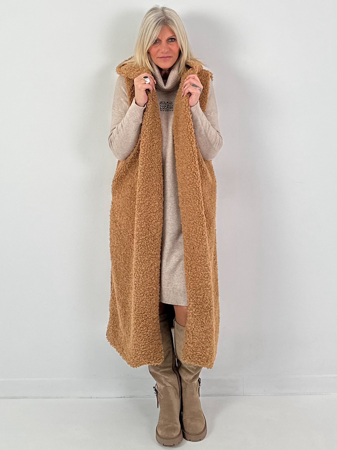 Long vest model "Leo Layers" - camel