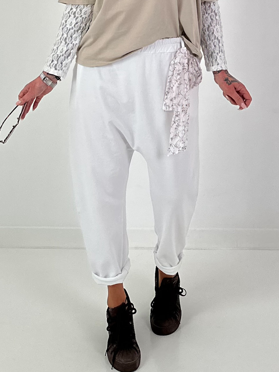Baggy Hose mit dekorativem Tuch - weiss