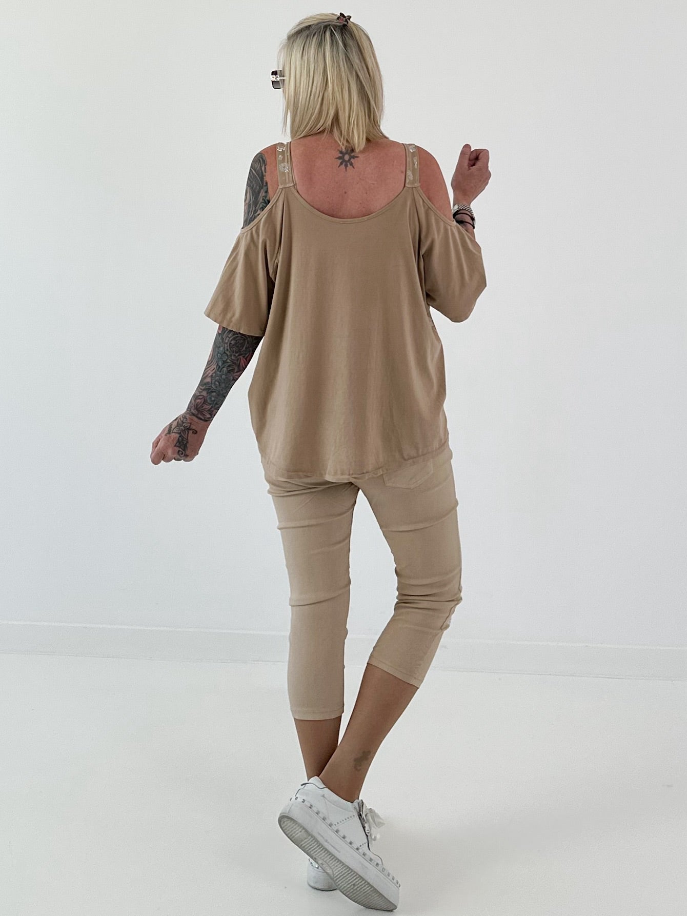 Shirt mit Cold Shoulder und Leo Strass - camel