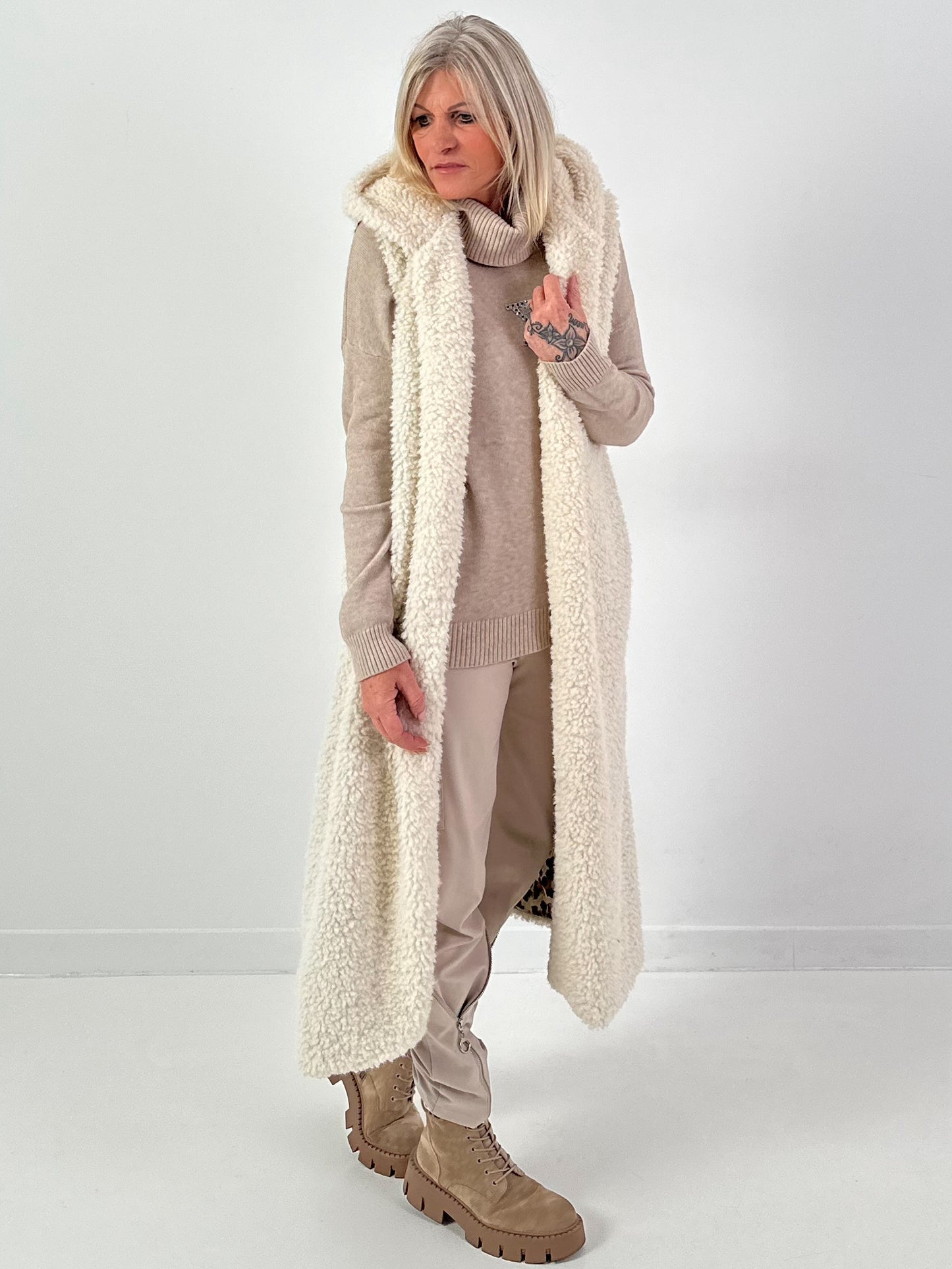 Long vest model "Leo Layers" - ecru