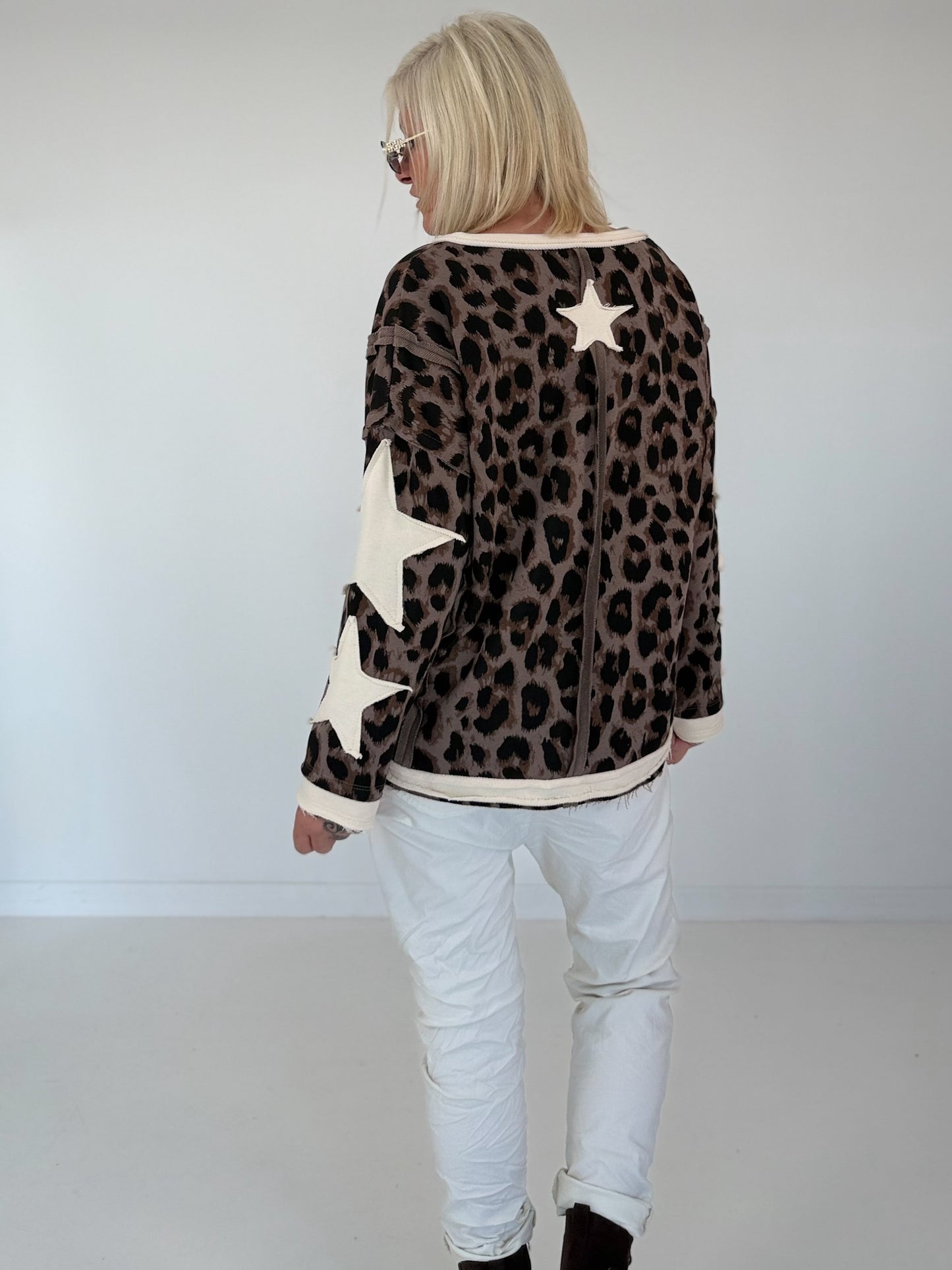 Sweatshirt mit All Over Leo-Print und trendigen Sternelementen - mokka