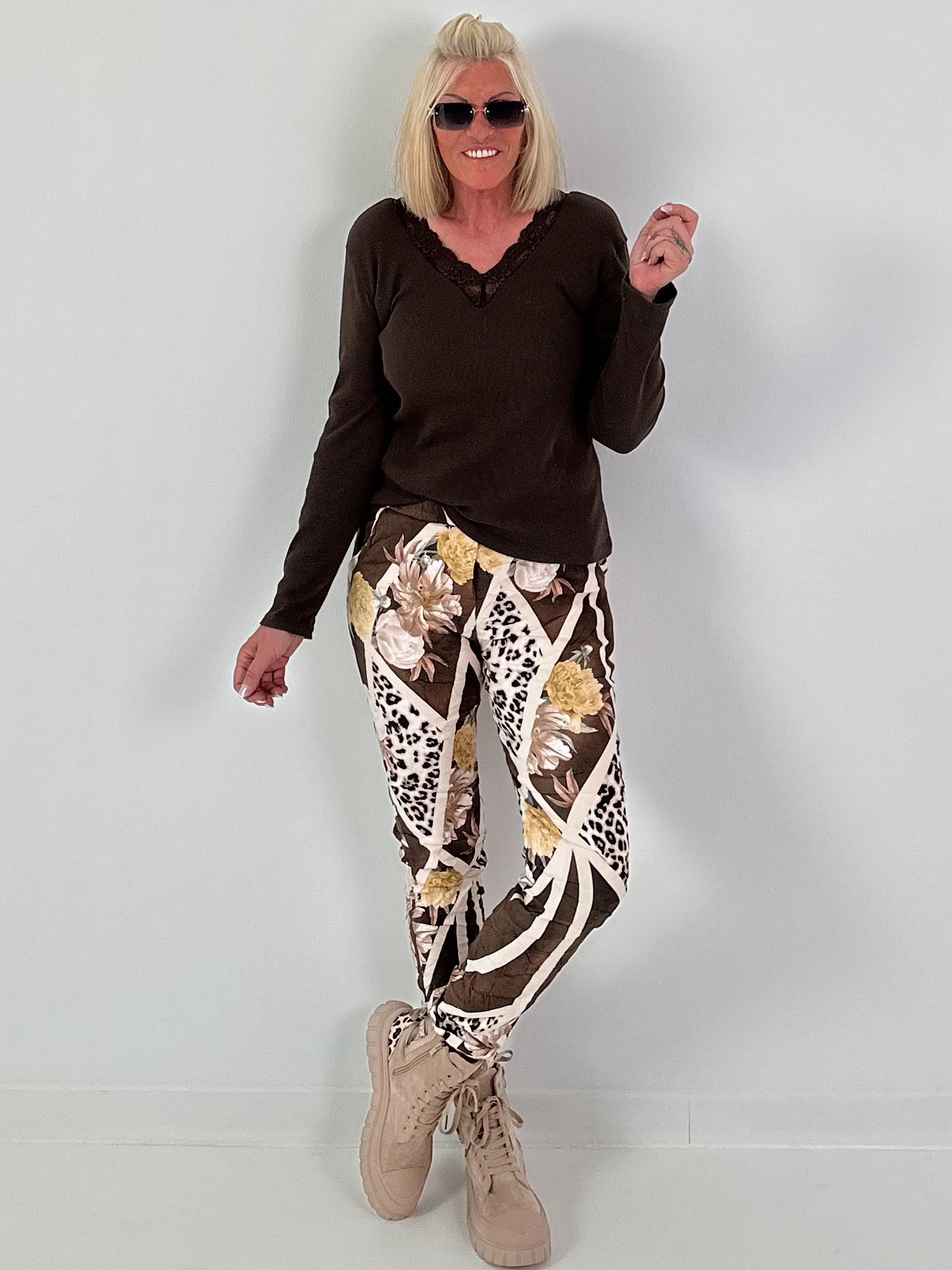 Ripp Shirt mit V-Neck und Spitzendetails - mokka