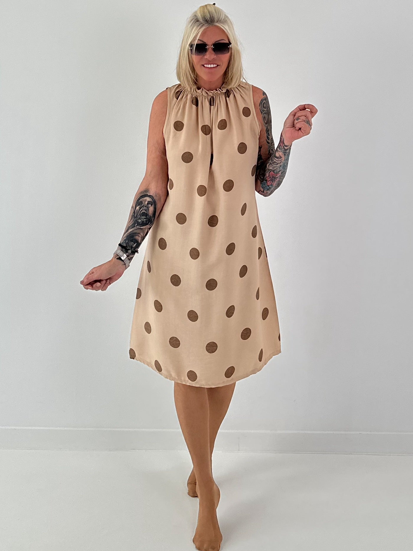 Tupfen Kleid mit Rüschenkragen - sand