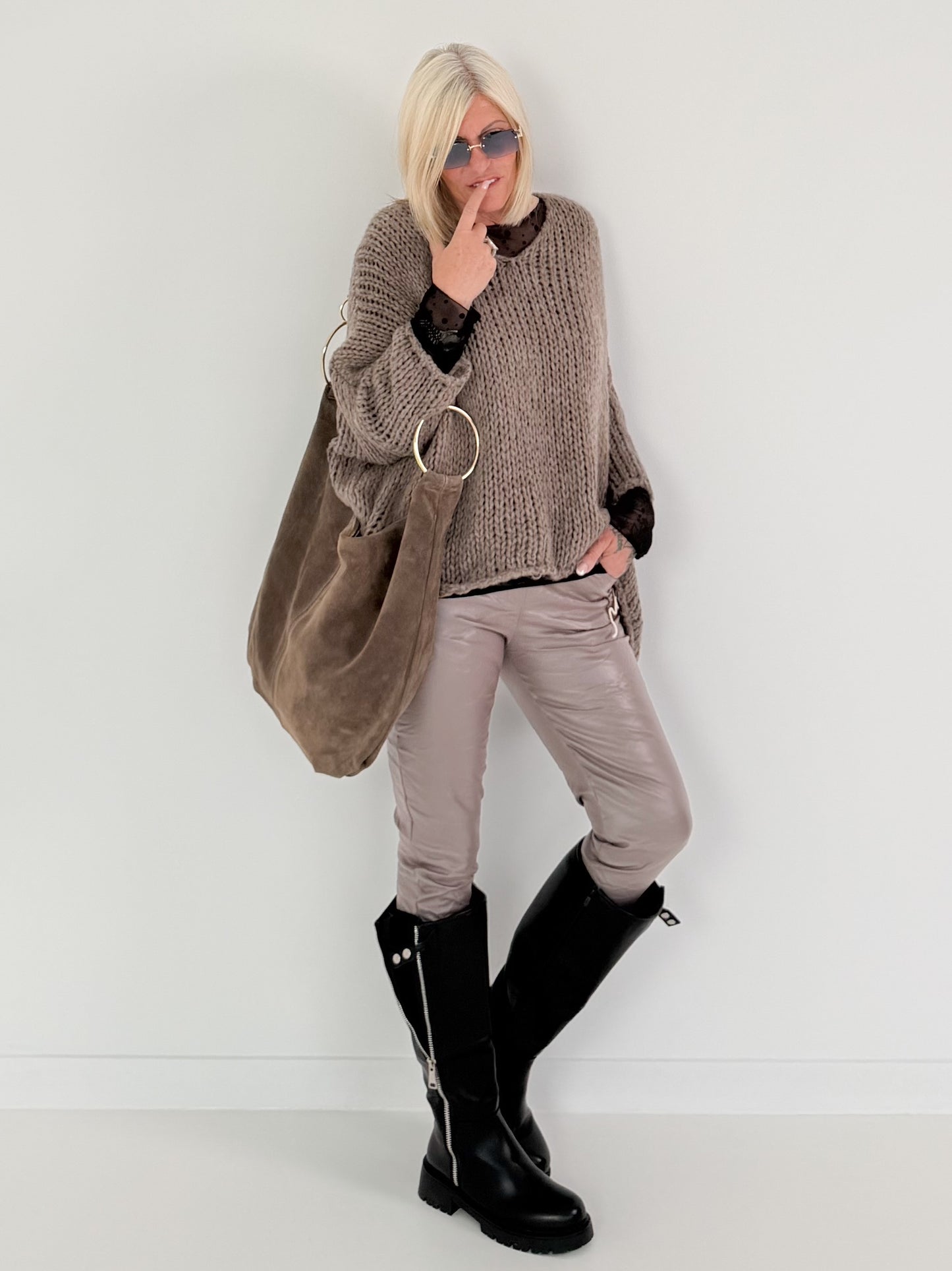 Vegane Lederhose mit Patch - taupe