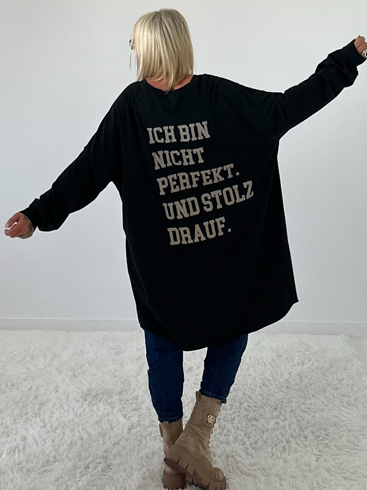 Oversized Shirt mit Statement Spruch auf dem Rücken - schwarz