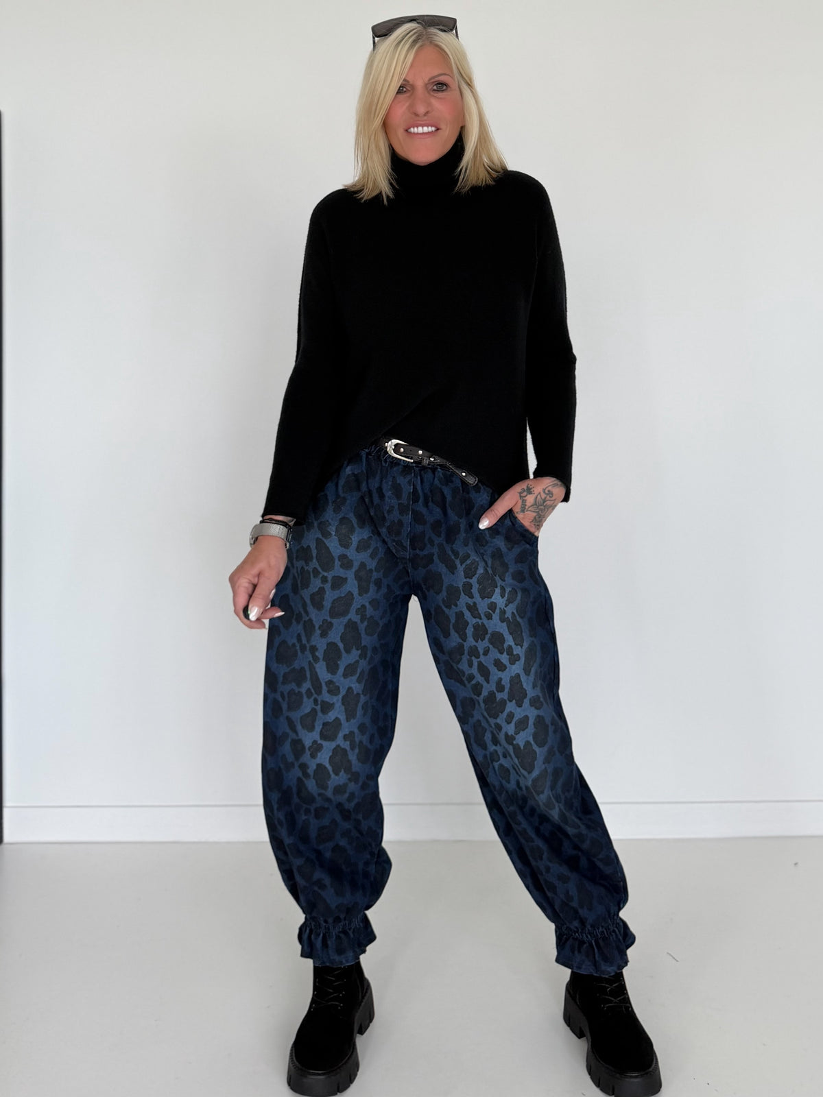 Jeans-Pumphose im Allover-Leoprint mit Gürtel - used-black ( lieferbar ab ca.09.10.26)