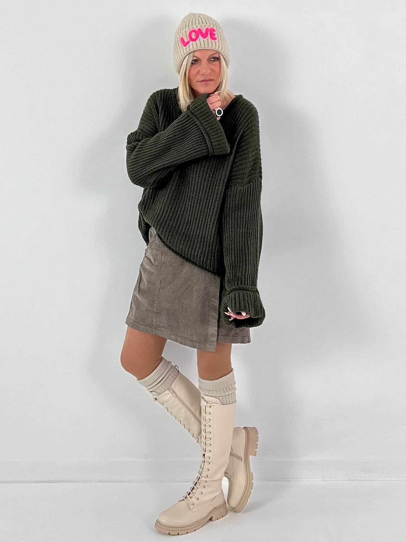 V-hals trui met wijde mouwen, model "Soft Horizon" - olijfgroen