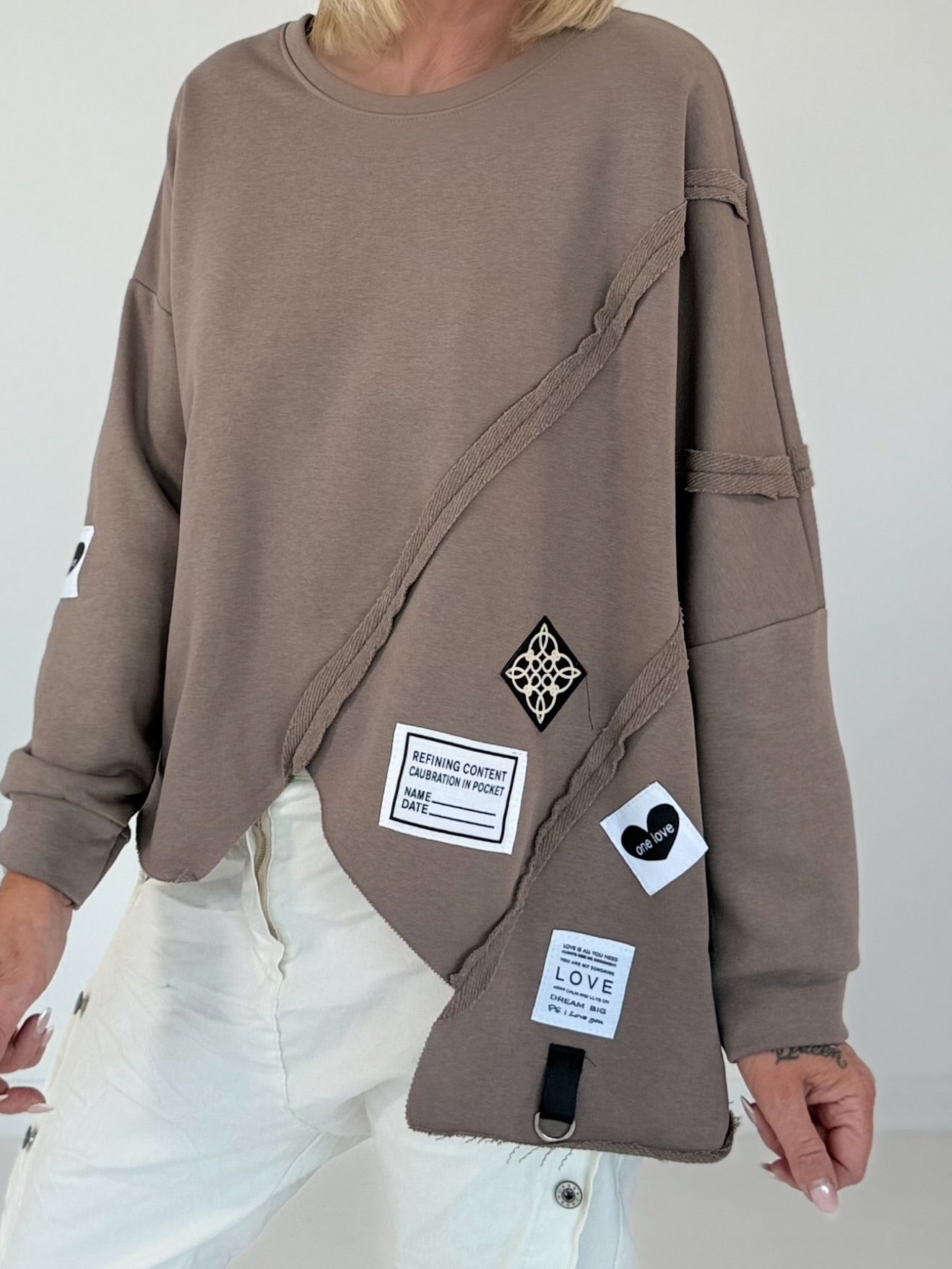Sweater mit asymmetrischem Schnitt und Patches - taupe