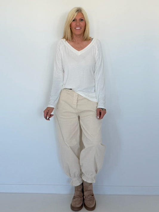 Basic Shirt mit V-Neck - weiss