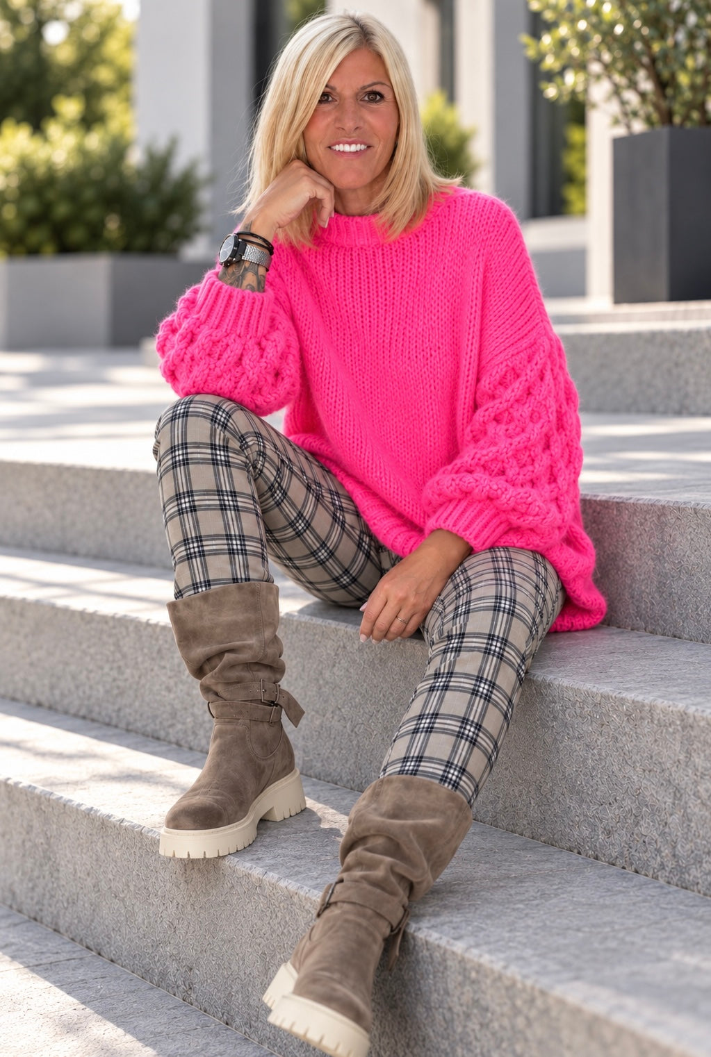 Oversized Pullover mit Grobstrickärmeln - neonpink