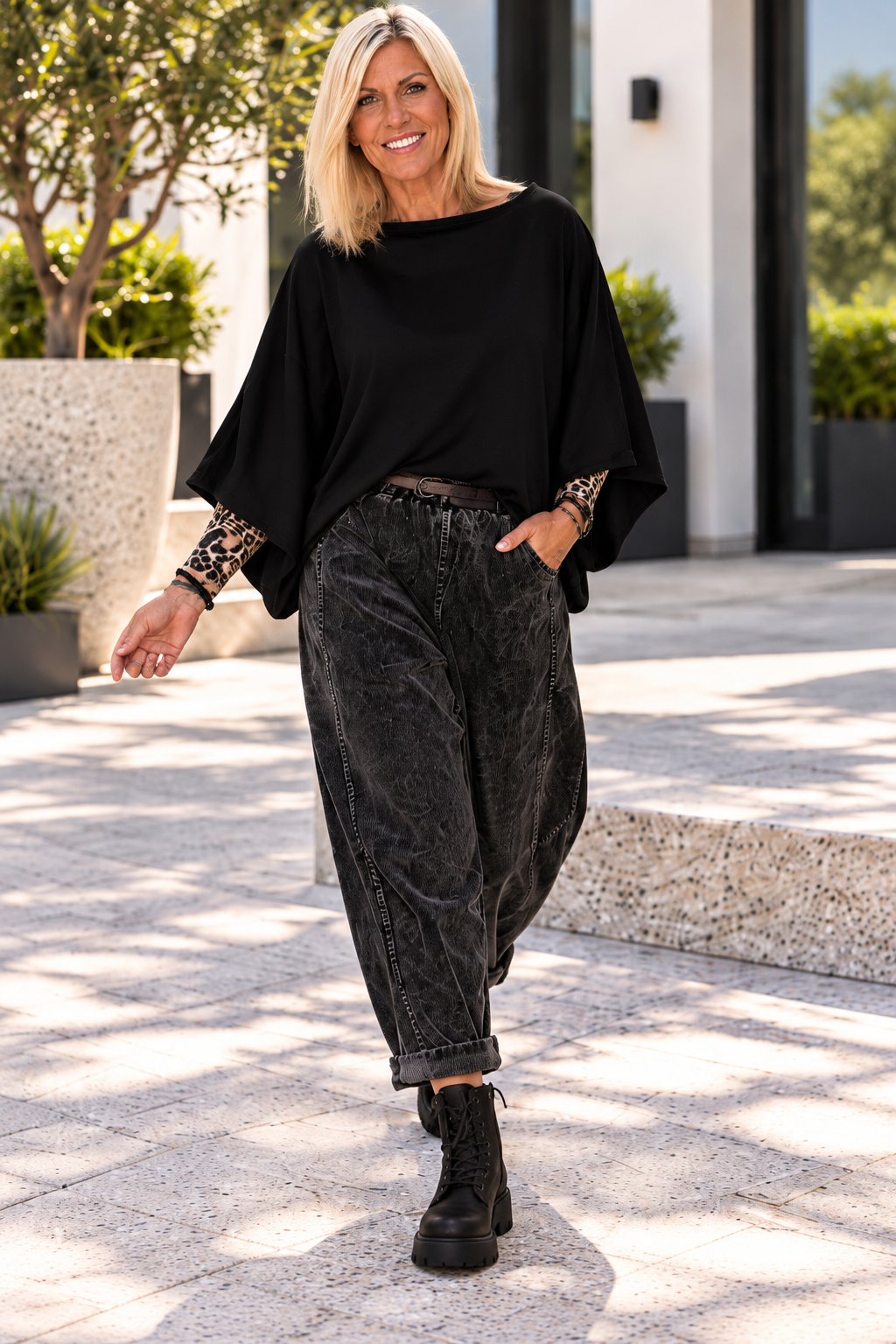 Sweater with turned-up sleeves - black