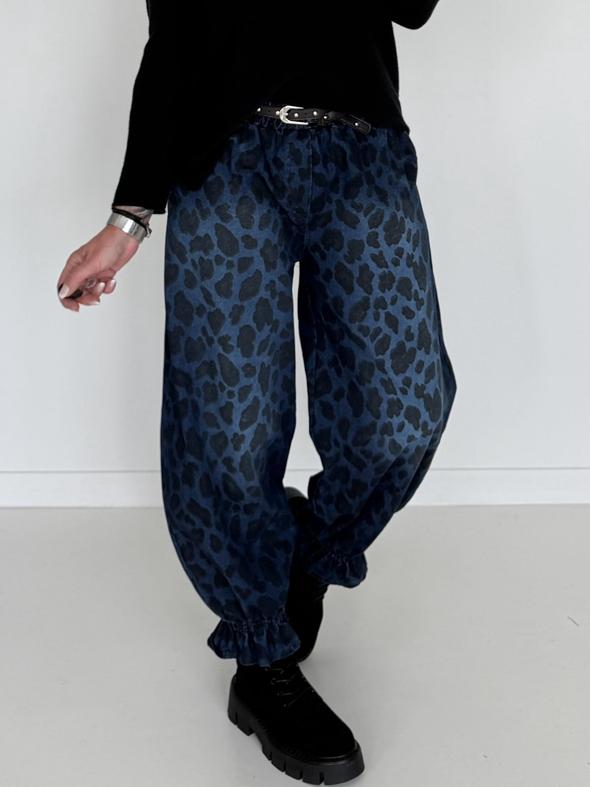 Jeans-Pumphose im Allover-Leoprint mit Gürtel - dark-denim