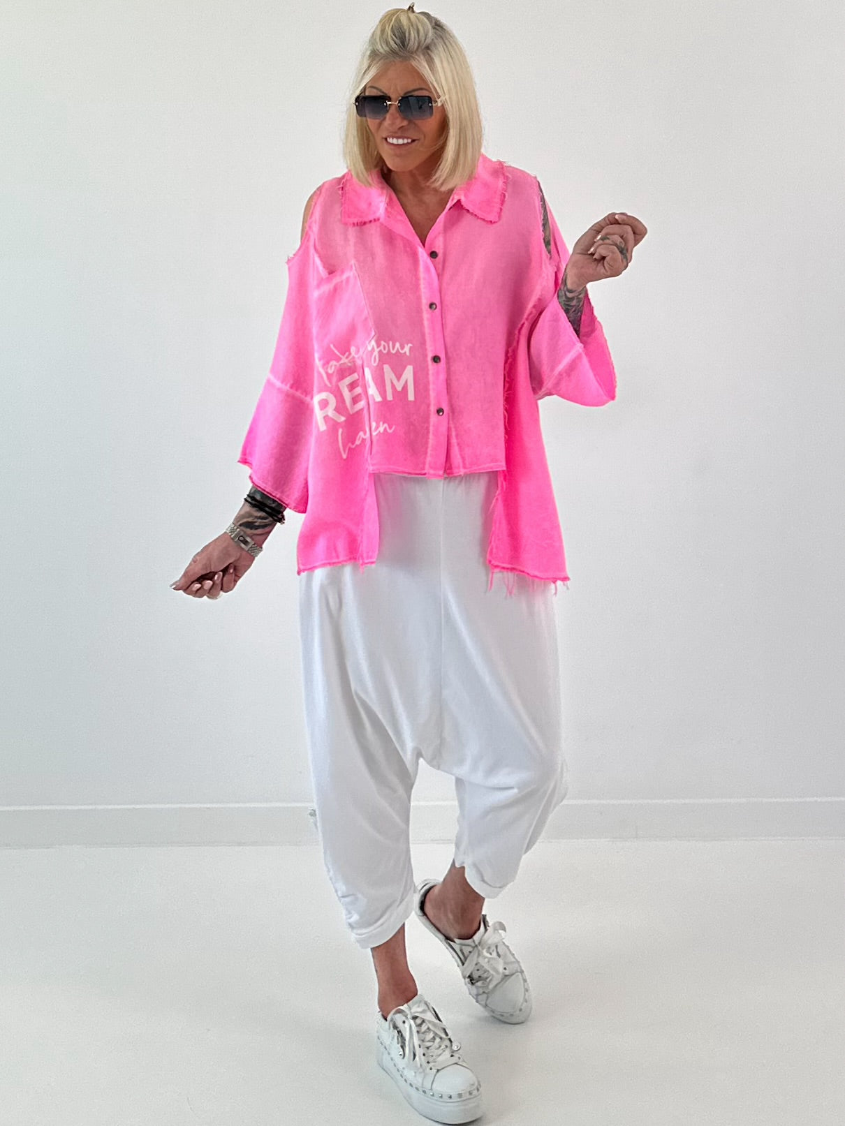 Bluse mit Cold Shoulder und fransigen Abschlüssen - neonpink
