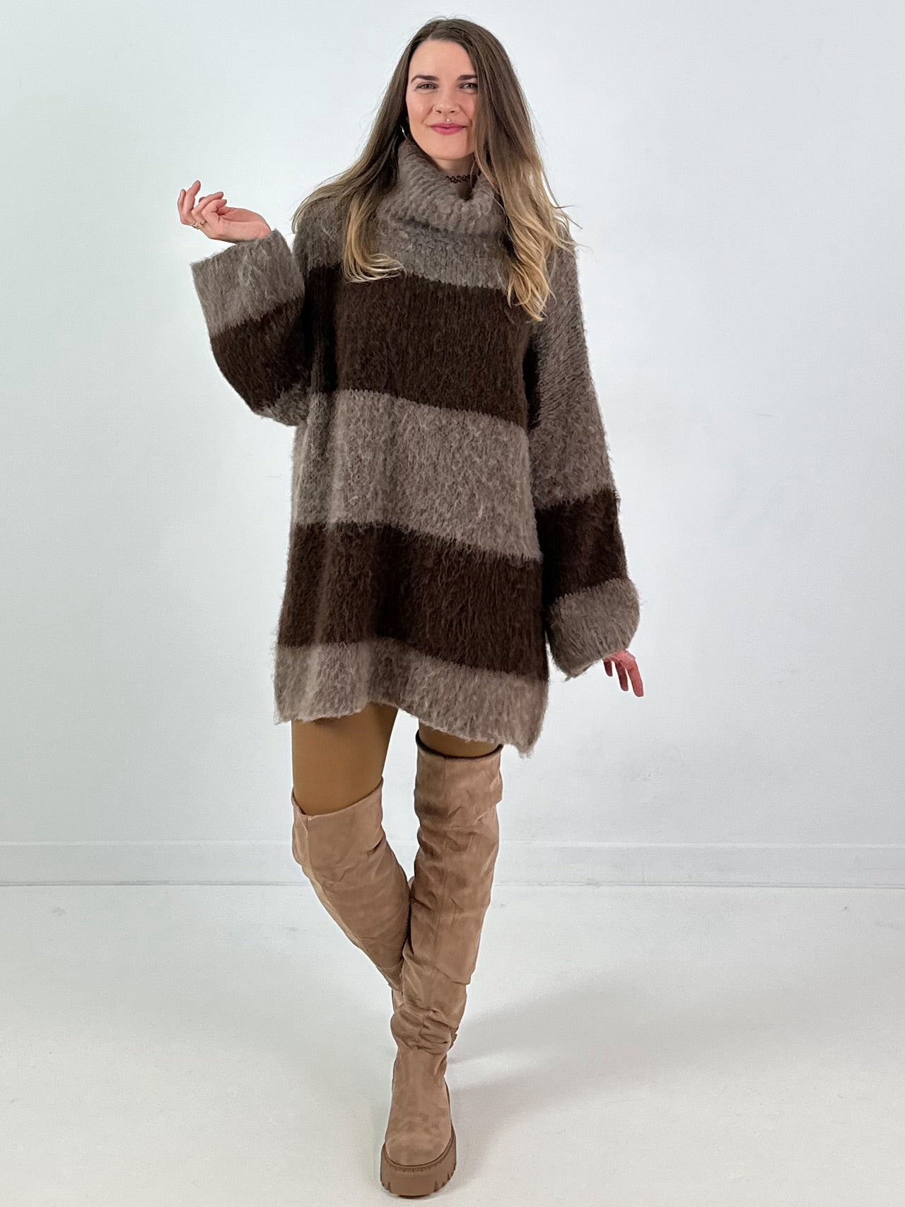 Lange trui/jurk model "Velvet Flow" - koffie-taupe