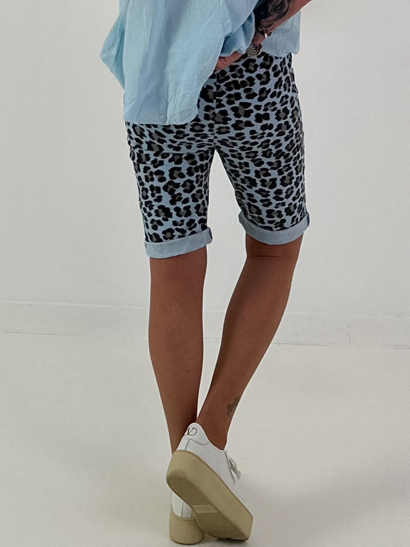 Kurze Hose im Leo Look- hellblau
