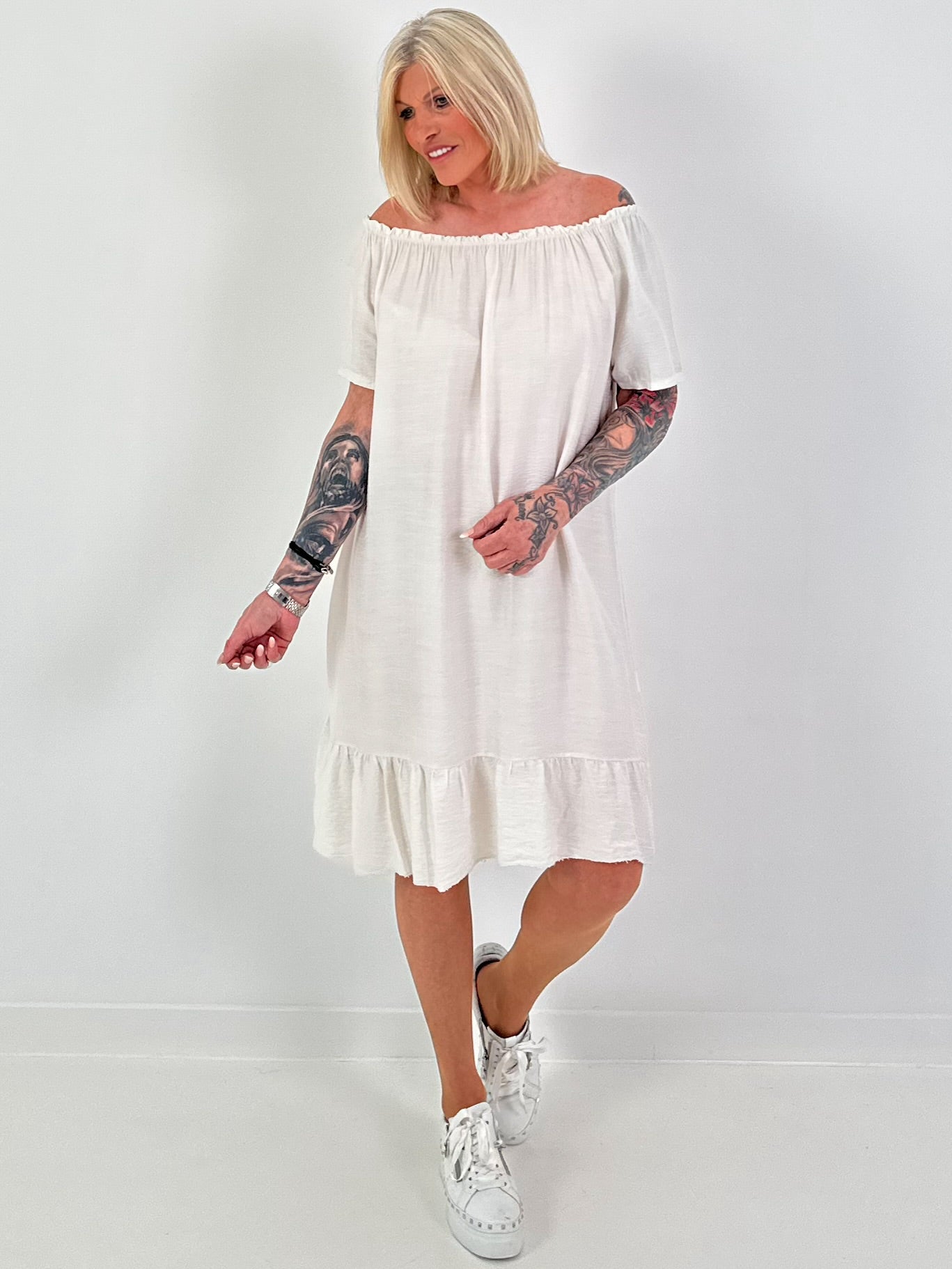 Kleid mit kurzen Ärmeln und Volant - beige