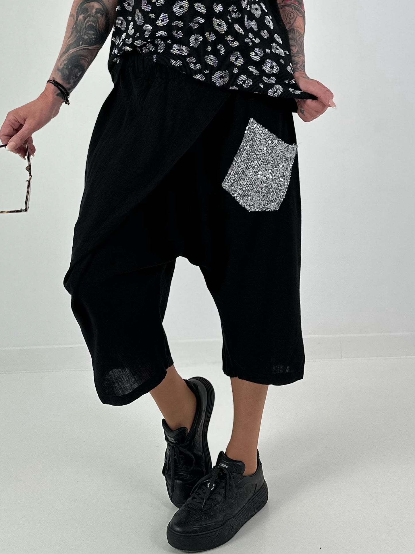 Kurze Leinen Baggy mit Überwurf und Paillettendetails - schwarz