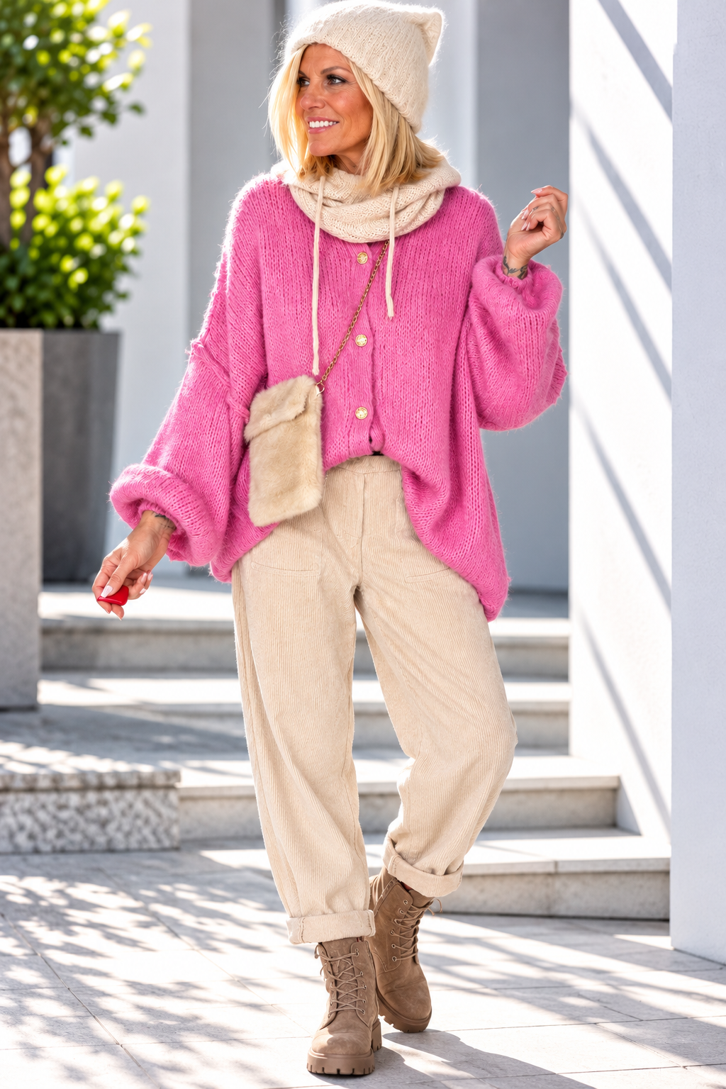 Kuschelige Oversized Strickjacke mit Außennähten - pink