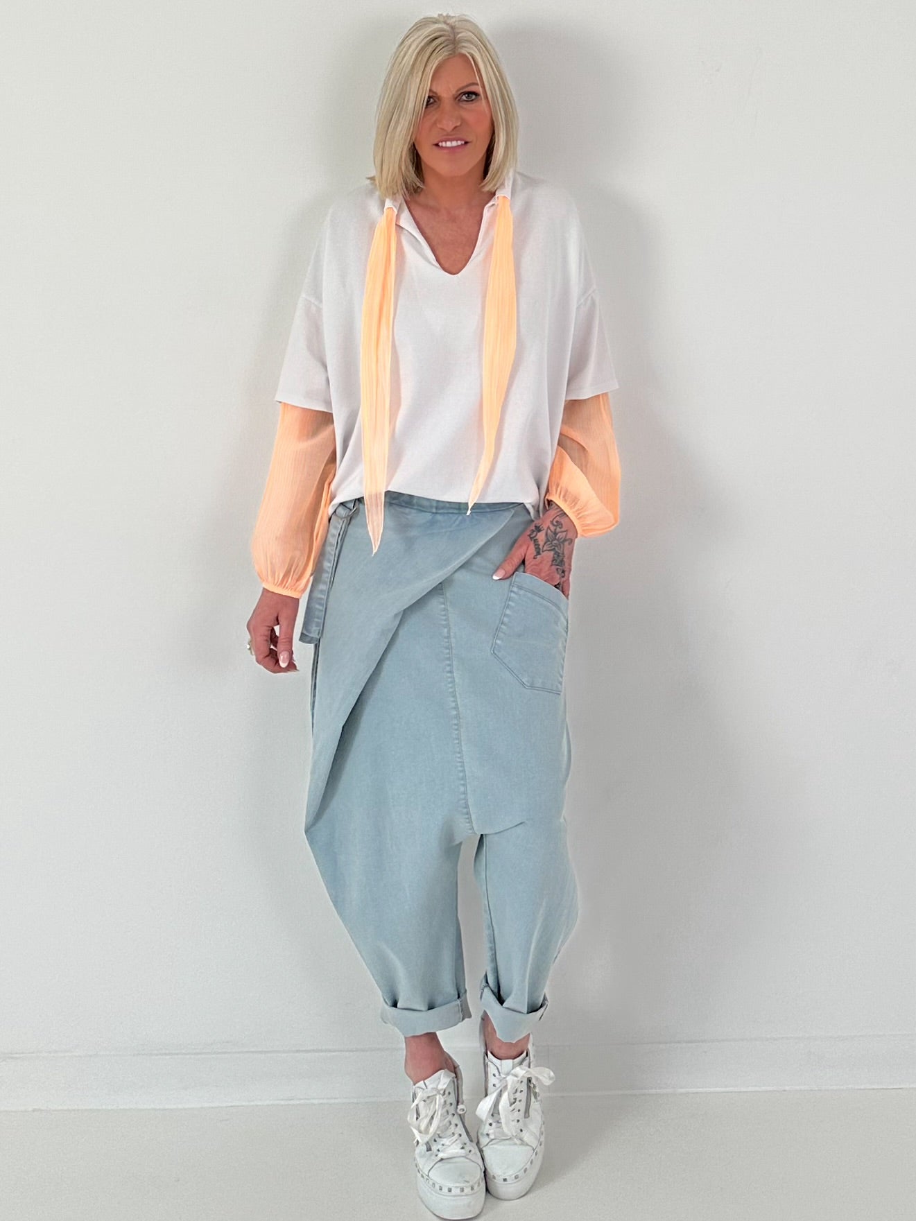 Baggy Jeans mit Überwurf - hellblau