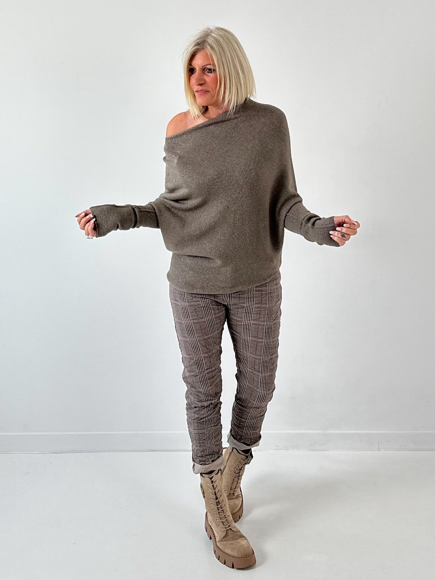 Asymmetrische trui model "Asym Glow" - taupe