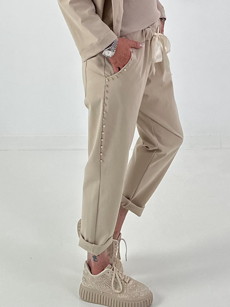 Hose mit goldenen Nieten-Details - beige