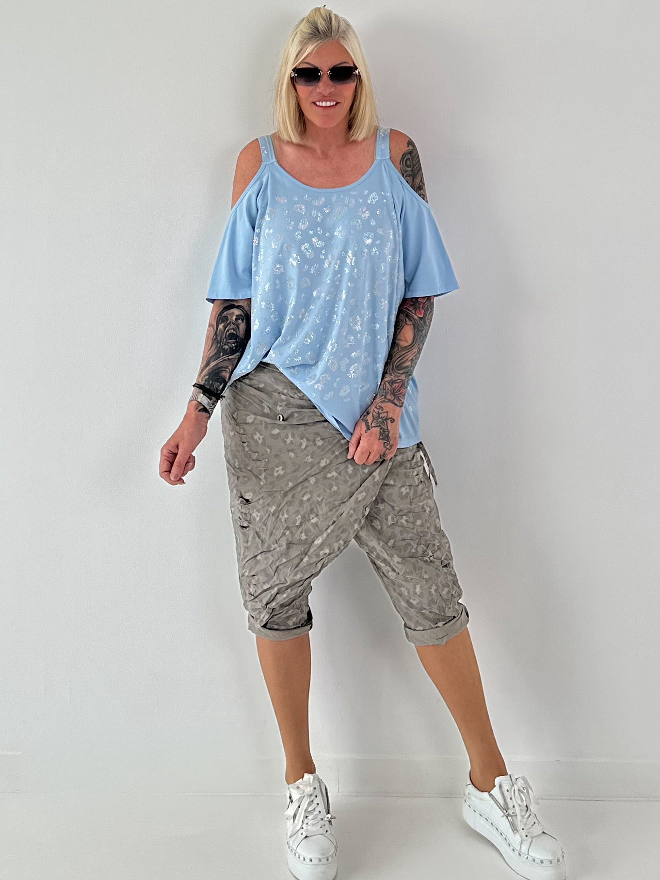 Shirt mit Cold Shoulder und Leo Strass - hellblau