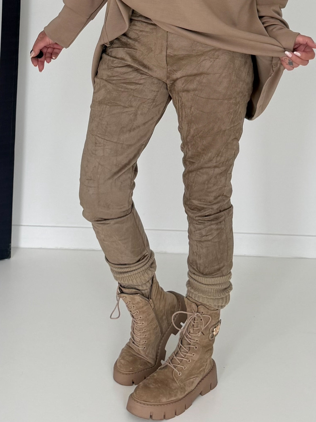 Hose in Wildlederoptik mit elastischem Bund - taupe ( lieferbar ab ca. 13.09.26)