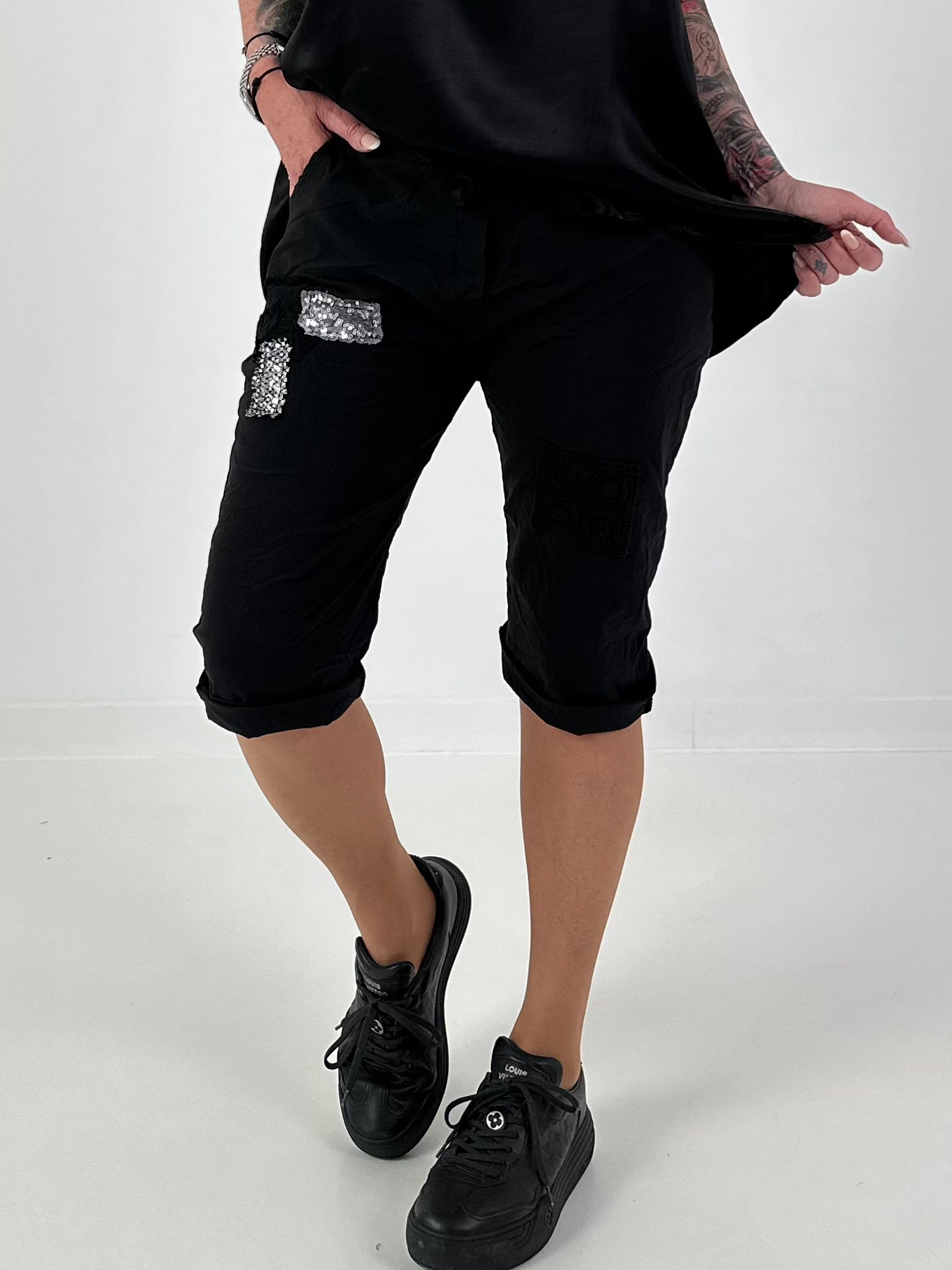 Shorts with patches - black