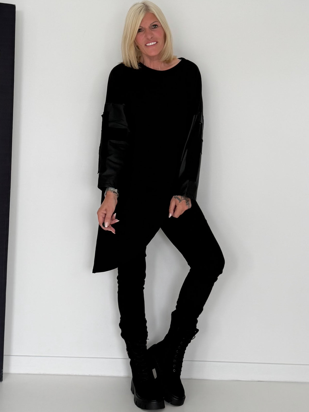 Asymmetrischer Sweater mit Kreuz- und Lederoptik-Details - schwarz