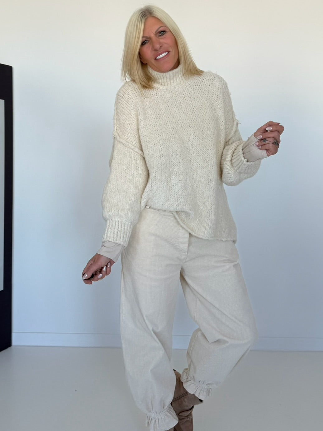 Weicher Grobstrickpullover mit Stehkragen - beige