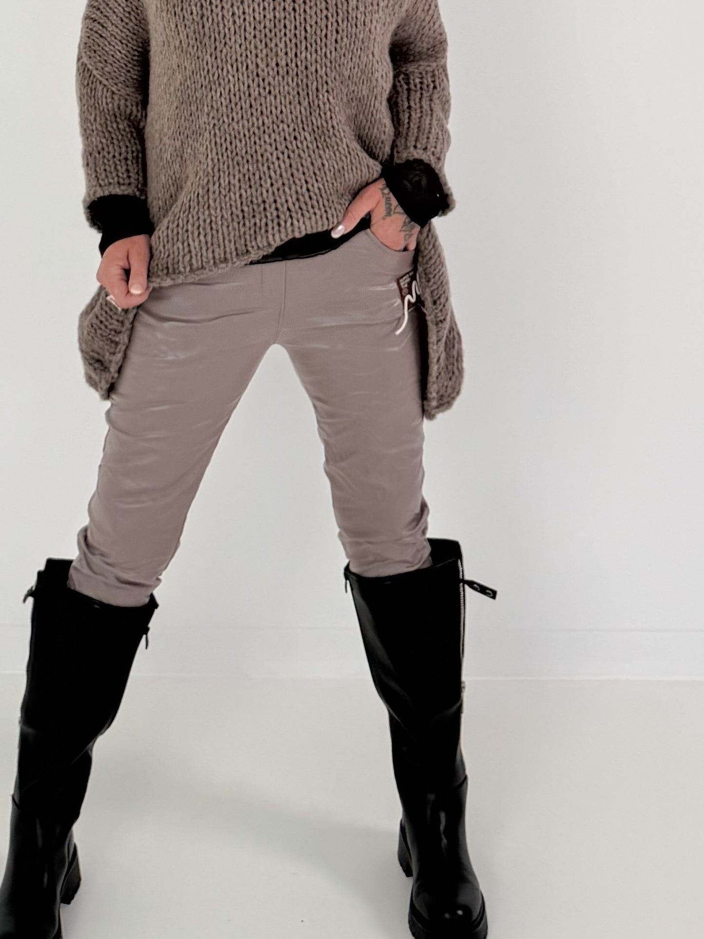 Vegane Lederhose mit Patch - taupe