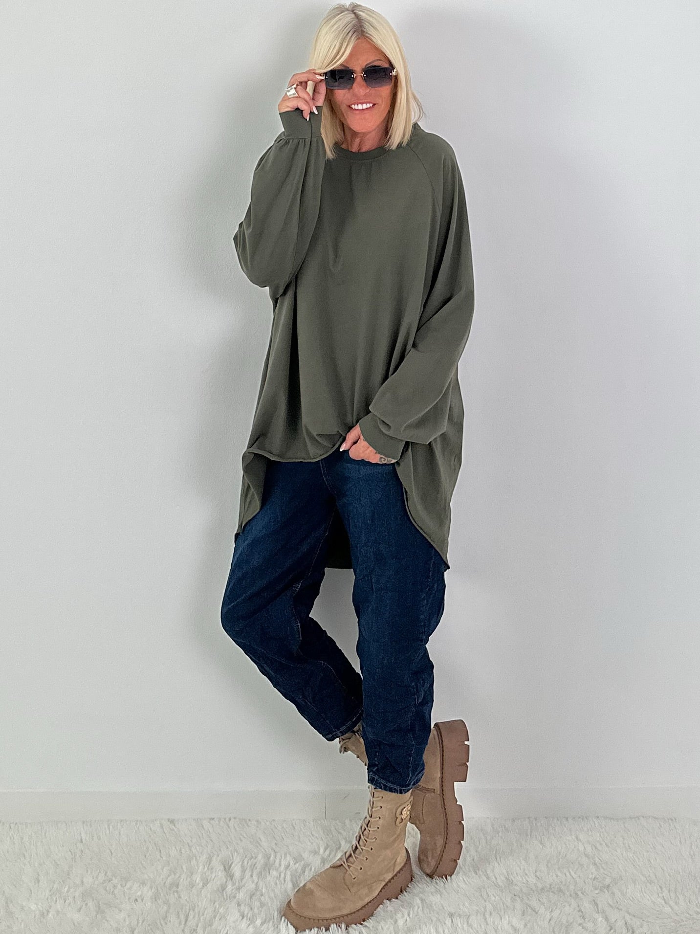 Oversized Shirt mit Statement Spruch auf dem Rücken - oliv