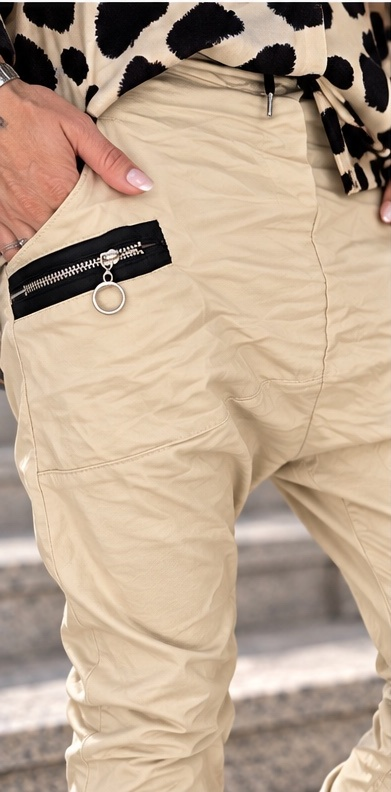 Vegane Leder-Baggy mit Patch - beige