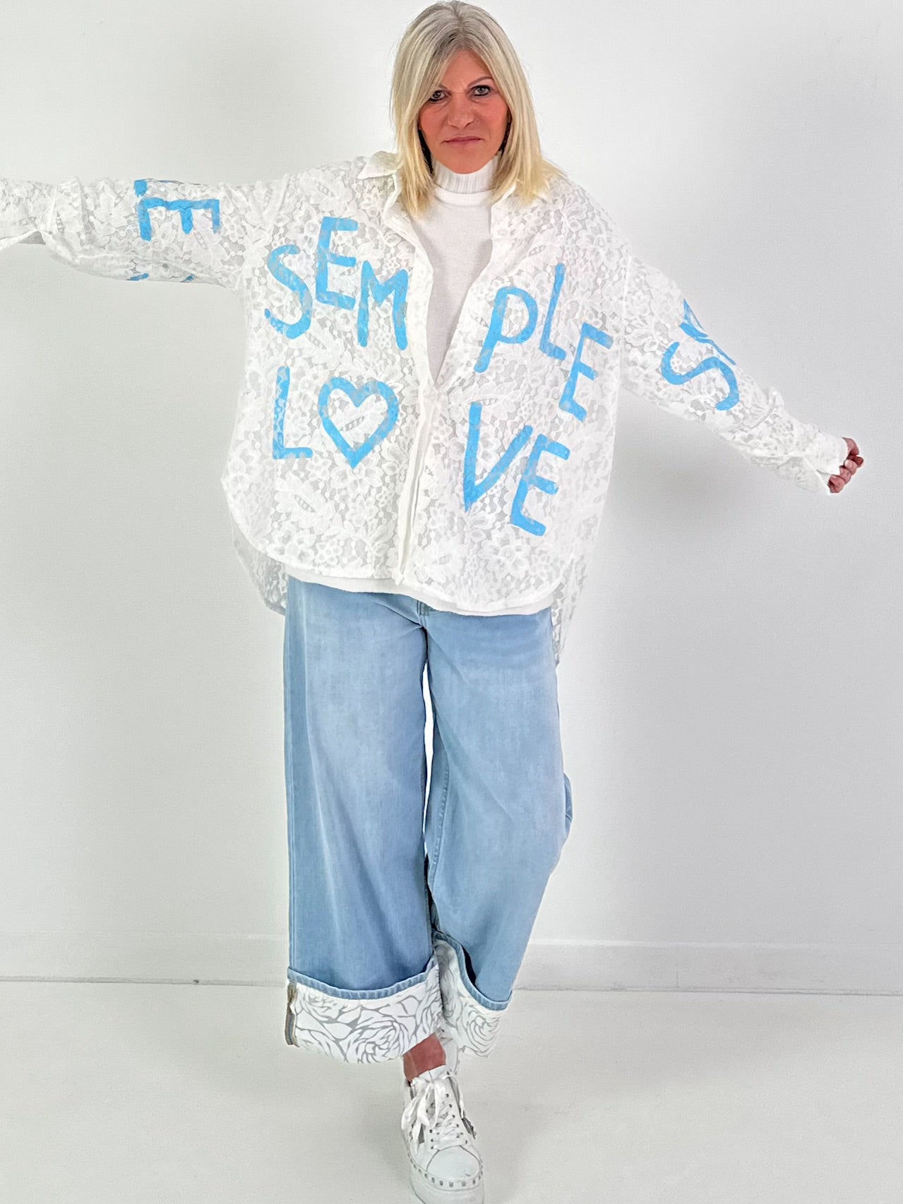 Spitzenbluse Modell "Semple Love" - weiss-hellblau