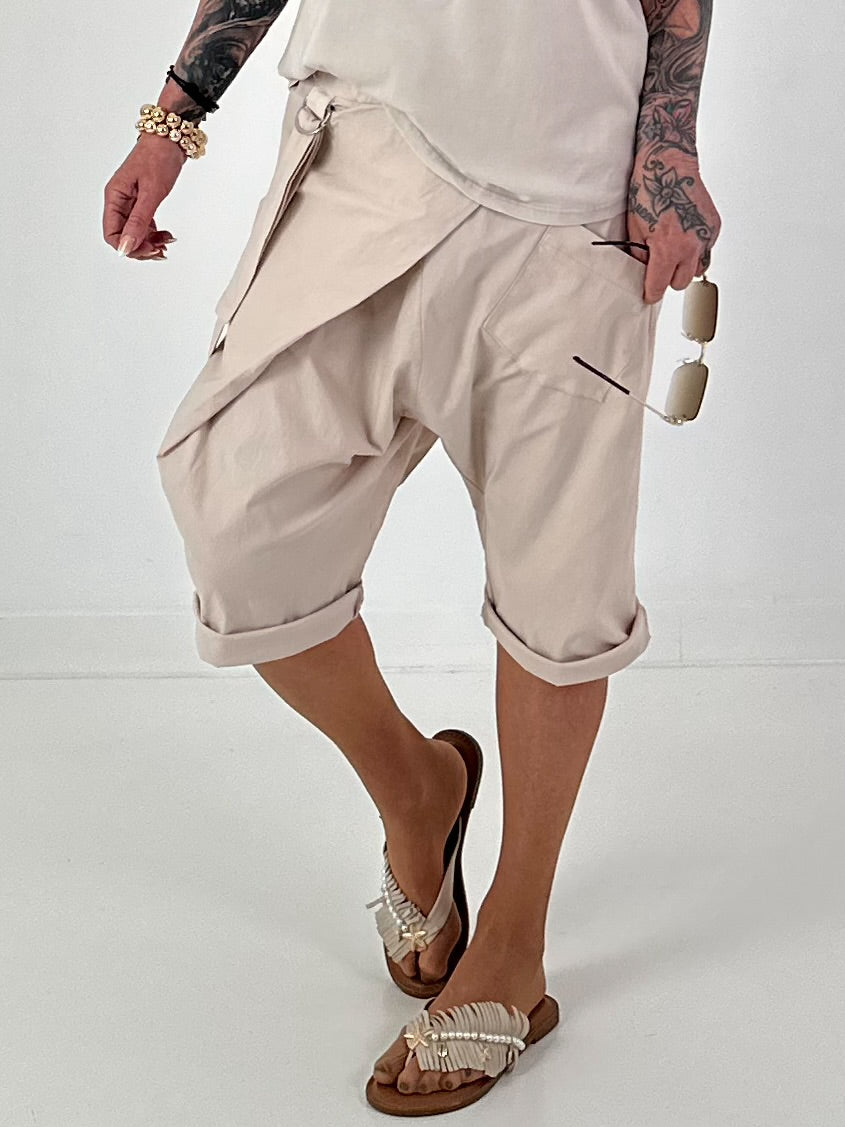 Short baggy shorts with overlap - beige