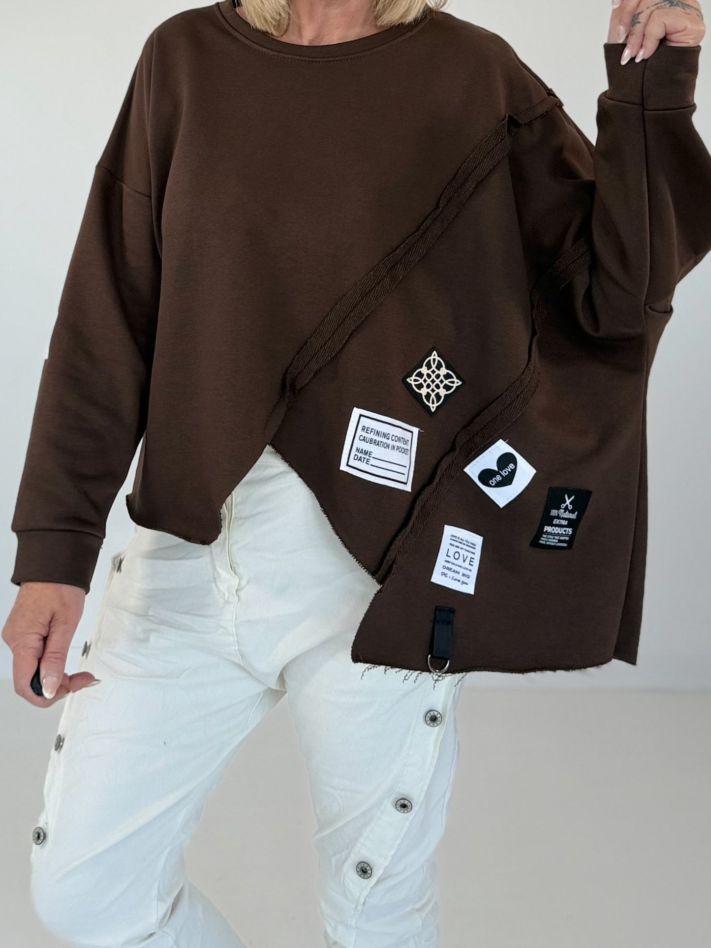Sweater mit asymmetrischem Schnitt und Patches - mokka