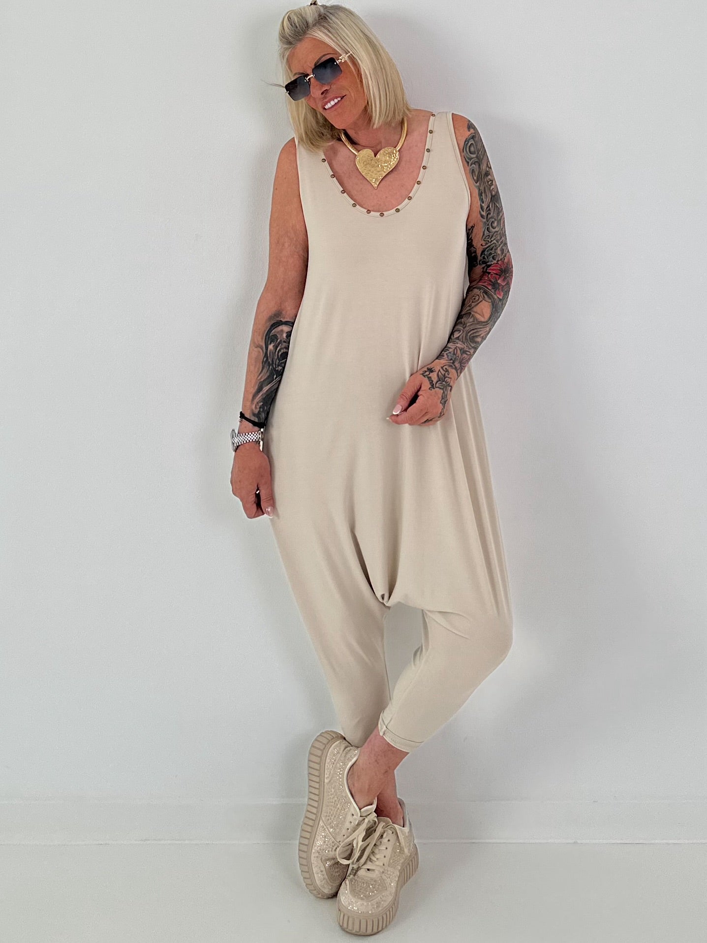 Jumpsuit mit Nieten- beige