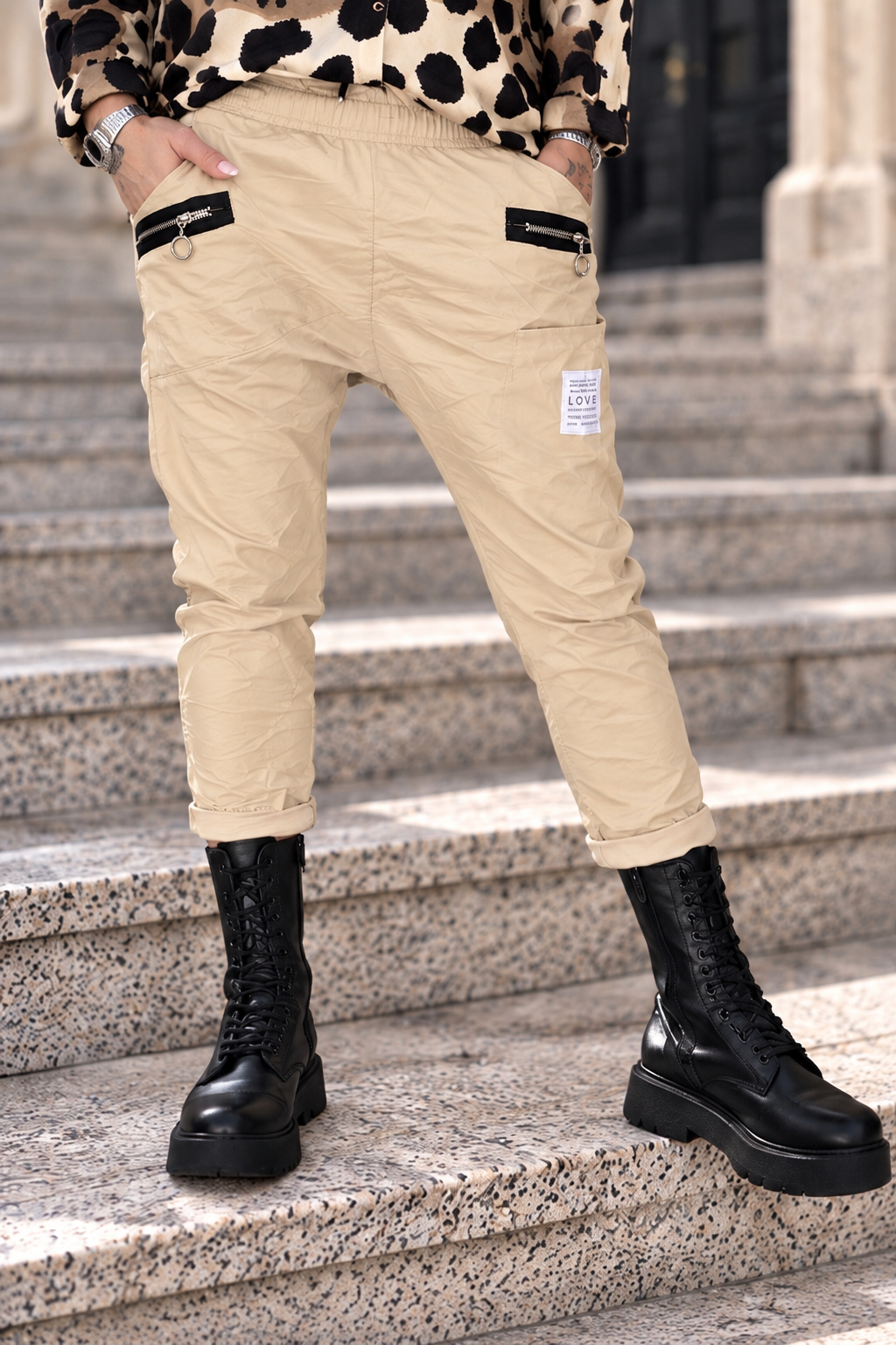 Vegane Leder-Baggy mit Patch - beige