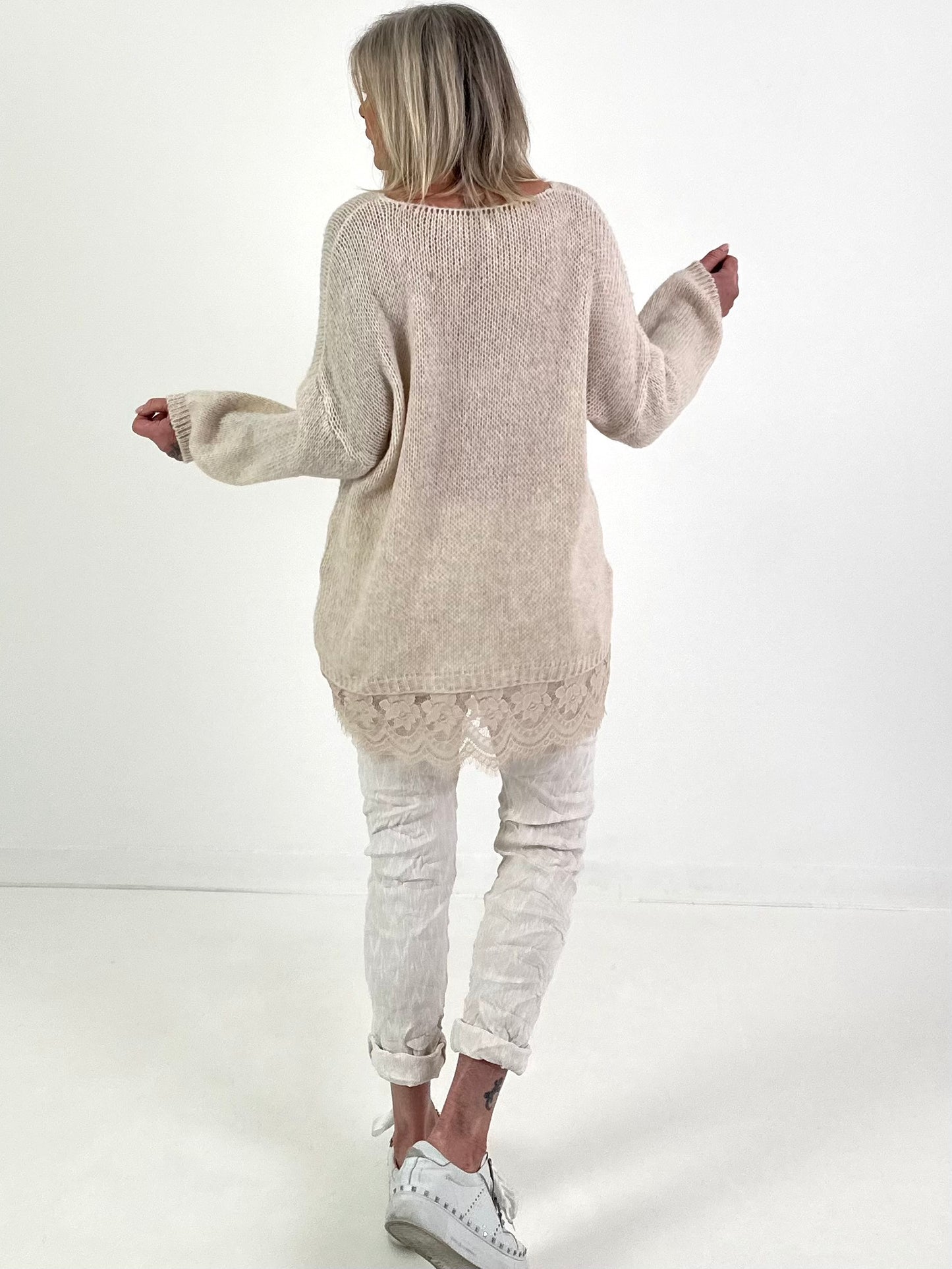 Pullover mit Spitzenrüsche - beige