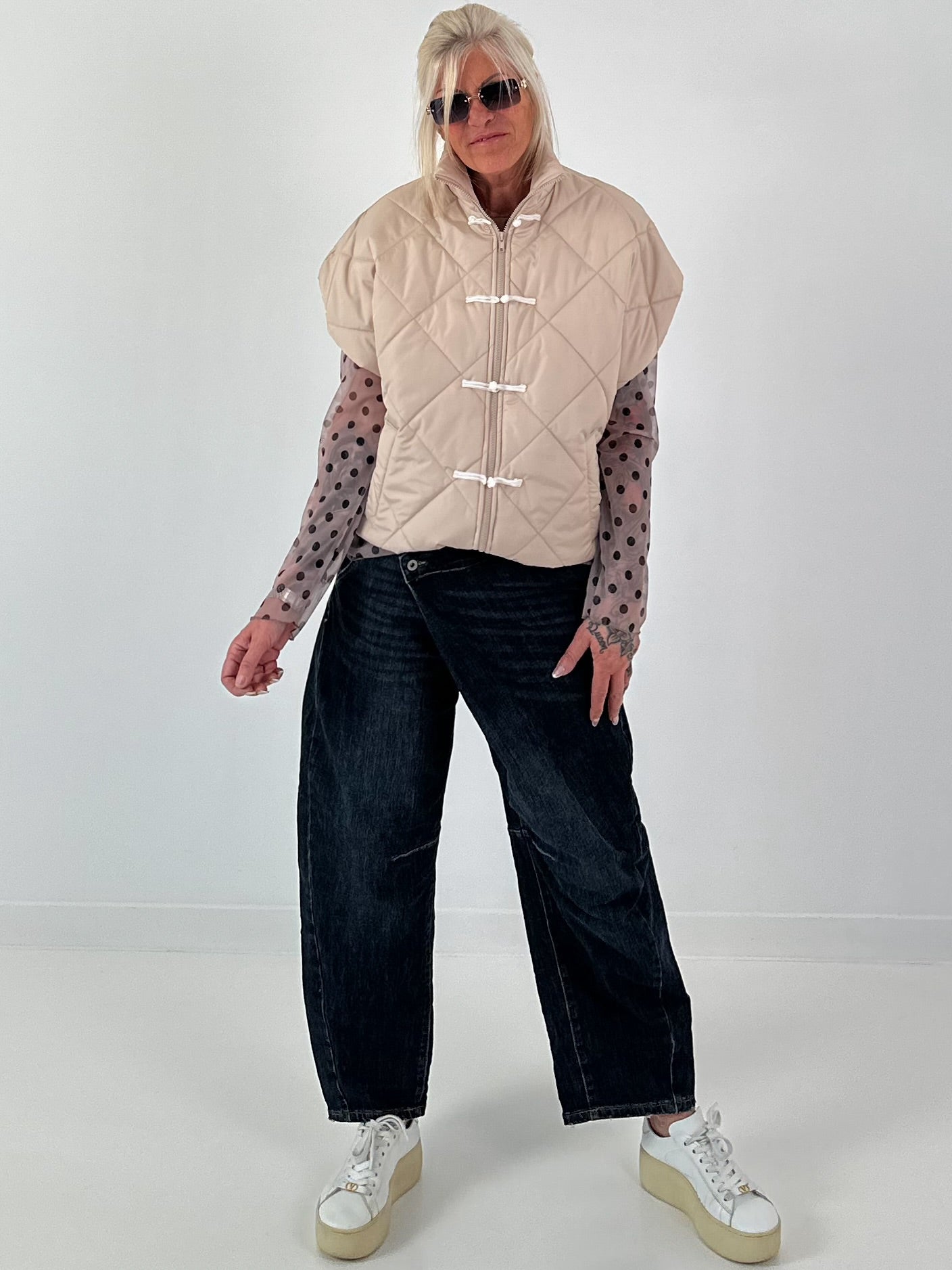 Weste mit besonderen Verschlussdetails - beige