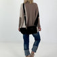 Oversized fijngebreide trui met stulpzakken – beige-taupe-zwart