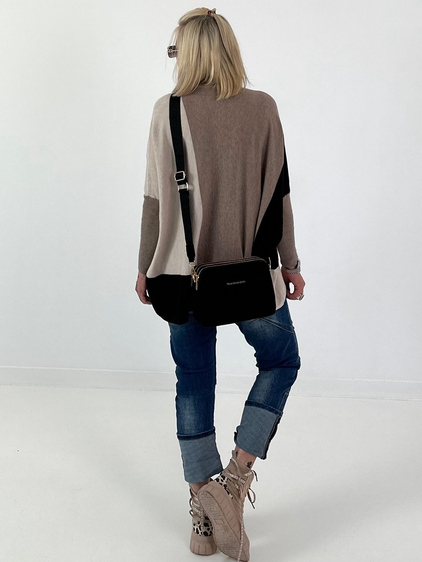 Oversized fijngebreide trui met stulpzakken – beige-taupe-zwart