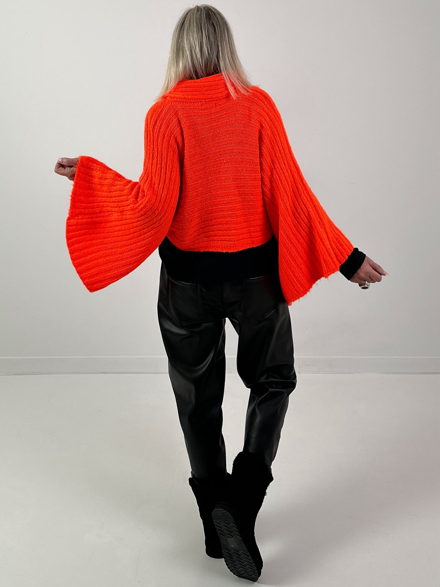 Poncho Pullover Model "Soul Warmer" - orange